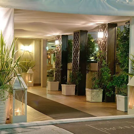 فندق Trionfal - Fronte Mare - Vicinissimi Al Centro 3*